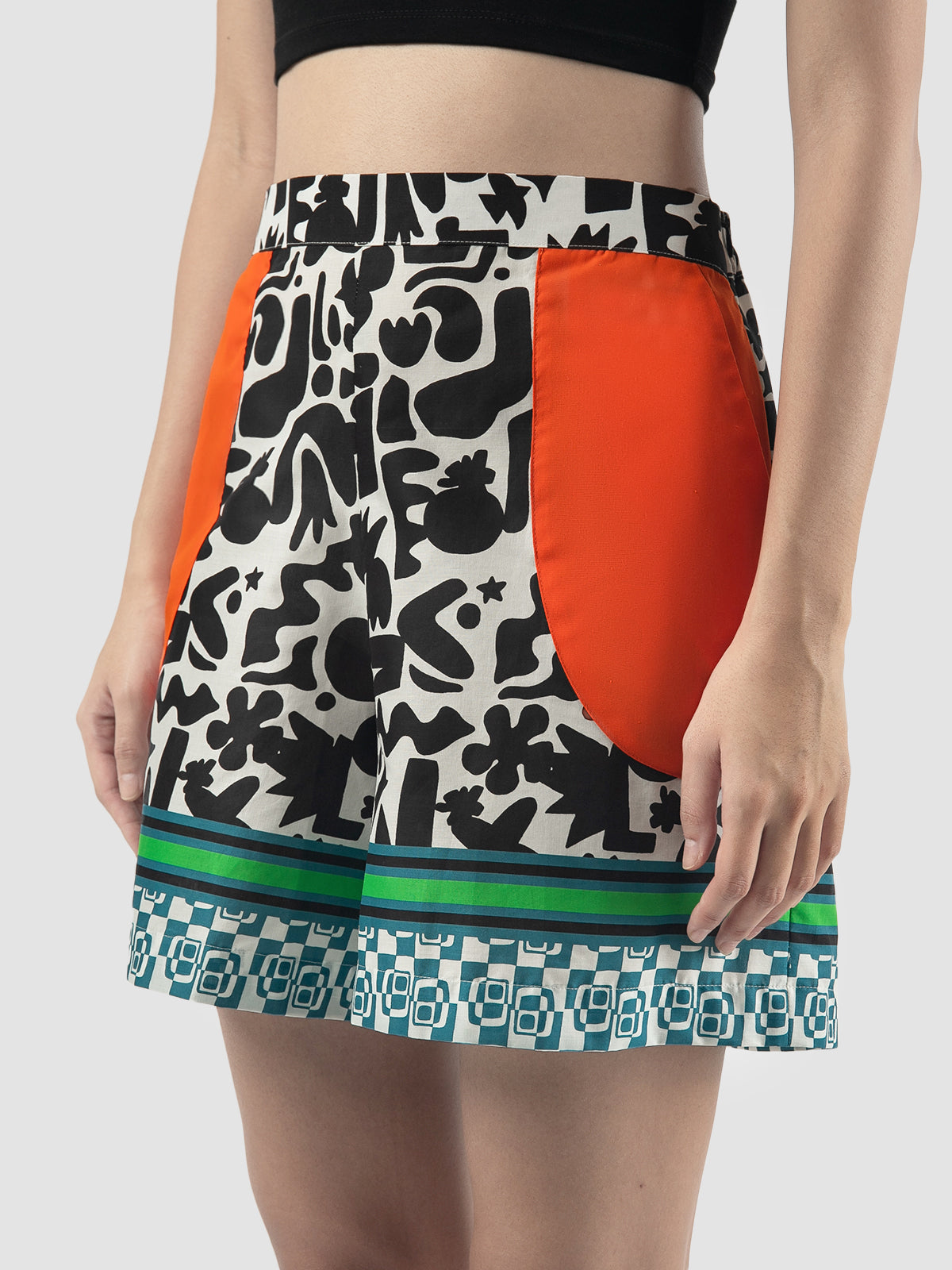 Black-white Edna shorts with doodle pattern