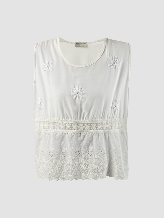 White Renda Tank Top with Flower Embellishment