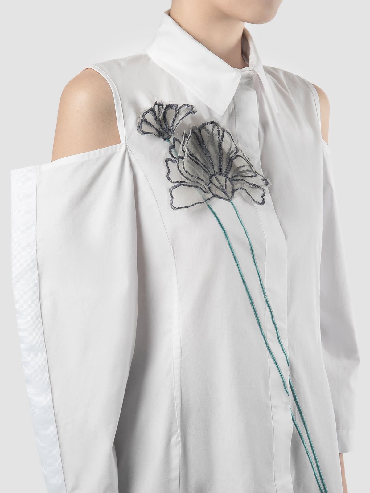 Maiko off-shouldered white shirt with Tosca embroidery