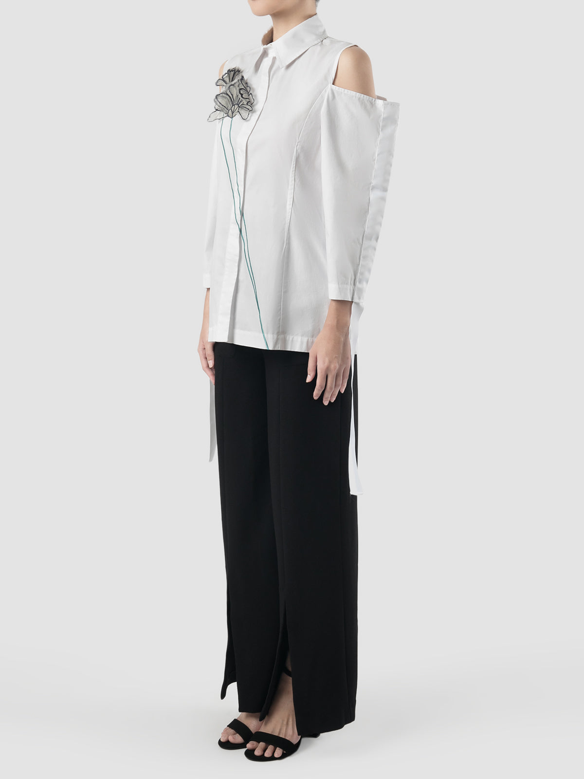 Maiko off-shouldered white shirt with Tosca embroidery